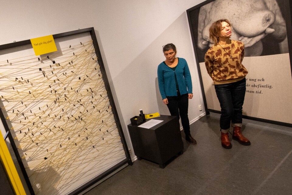 Här kan besökare skriva sina egna tankar. Regionmuseets Anna Hadders (till vänster) och Annica Carlsson Bergdahl.