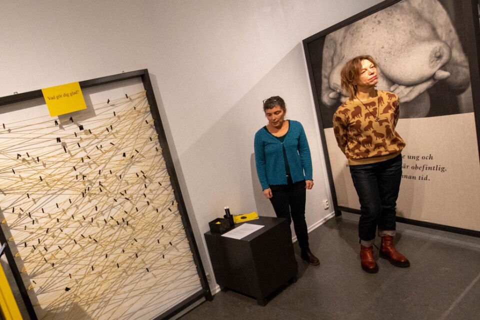 Here visitors can write down their own thoughts. Anna Hadders (left) and Annica Carlsson Bergdahl from Regionmuseet.