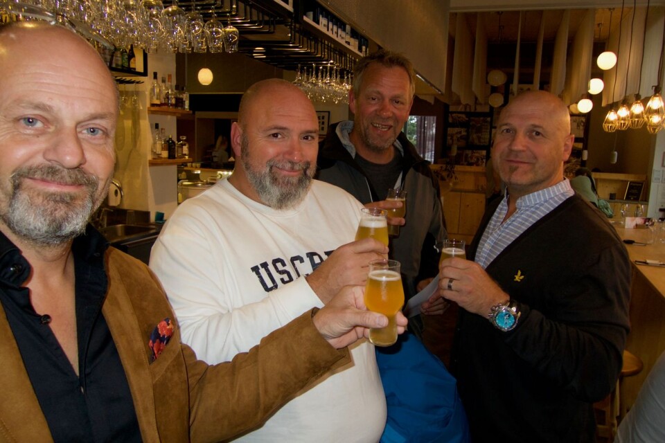 Även ordningsvakter får dricka öl. Välkända vaktgänget, från vänster Allan Knudsen, Mauro Aguilera, Asle Grönstad och Jan-Olof ”Stickan” Zetterberg, testade.