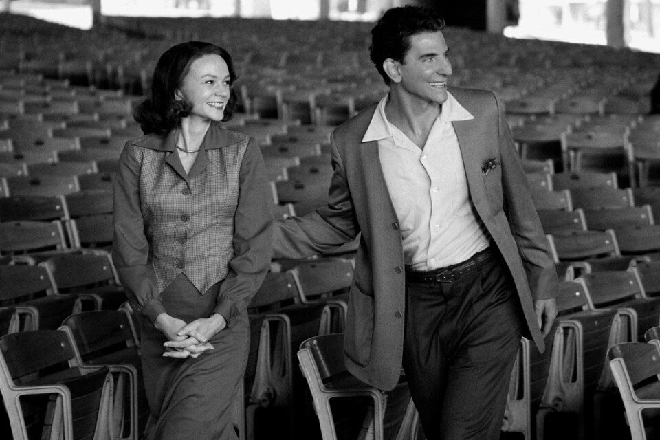 Carey Mulligan som Felicia Montealegre och Bradley Cooper som Leonard Bernstein i "Maestro" med premiär hösten 2023.