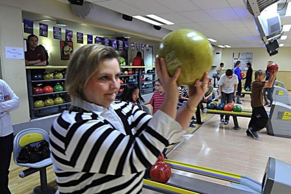 Maria Karlsson var en av de som tog chansen att praktisera koncentrationssporten bowling under bowlingens dag.