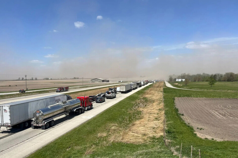 Långa köer efter masskrocken på Interstate 55 i Illinois.