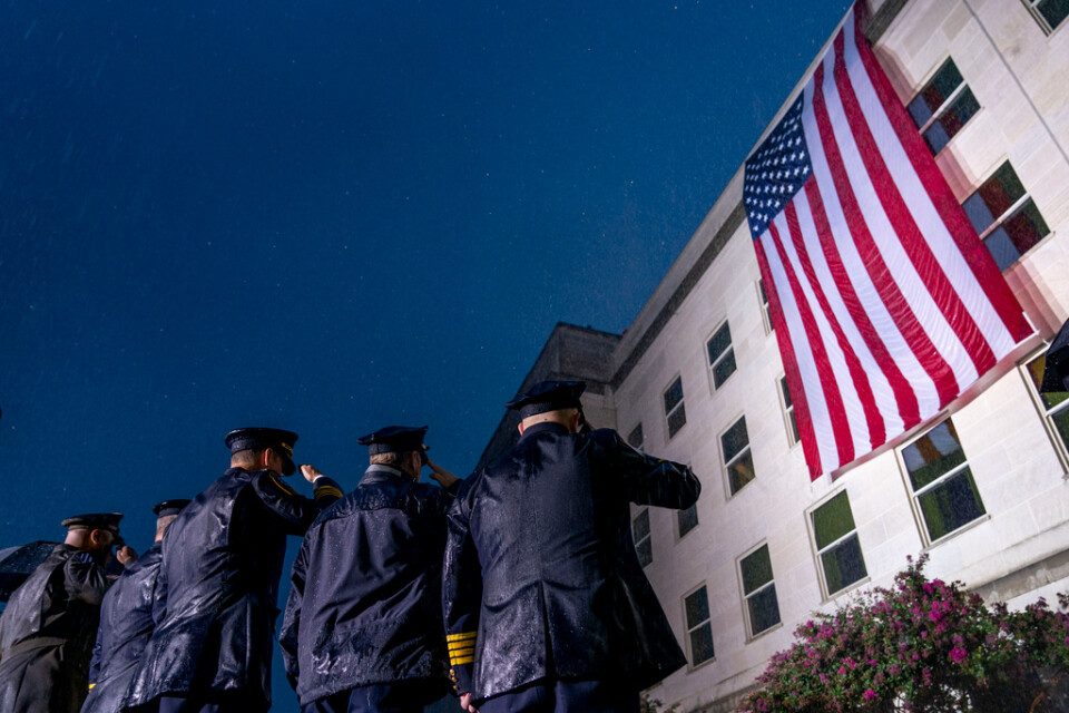 Räddningsarbetare gör honnör för den amerikanska flagganutanför Pentagon på söndagen, 21 år efter terrorattackerna.