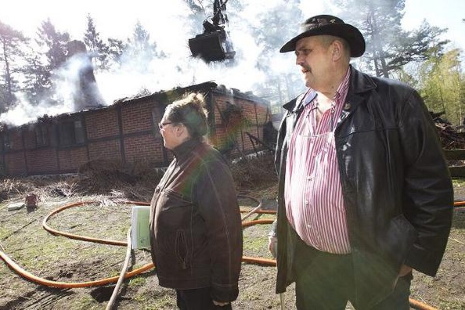 Eva och Ulf Ottosson som driver kaffestugan följde räddningstjänstens arbete på plats i Sandskogen. BILD: BASS NILSSON