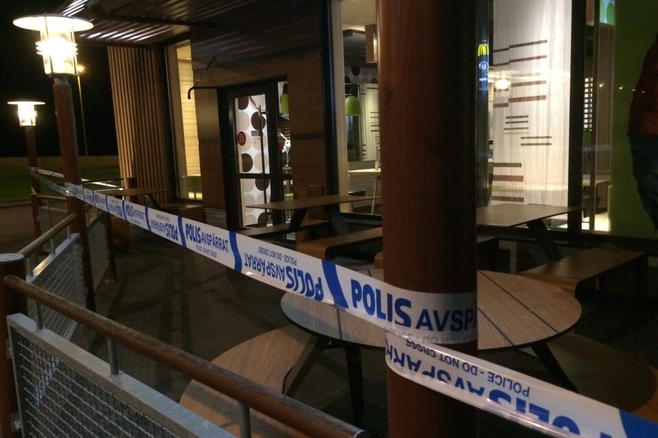 McDonalds vid Landvetters flygplats utsattes under natten för ett rån. Polisen har spärrat av restaurangen och ska göra en teknisk undersökning under dagen. Foto: Mikael Petersson
