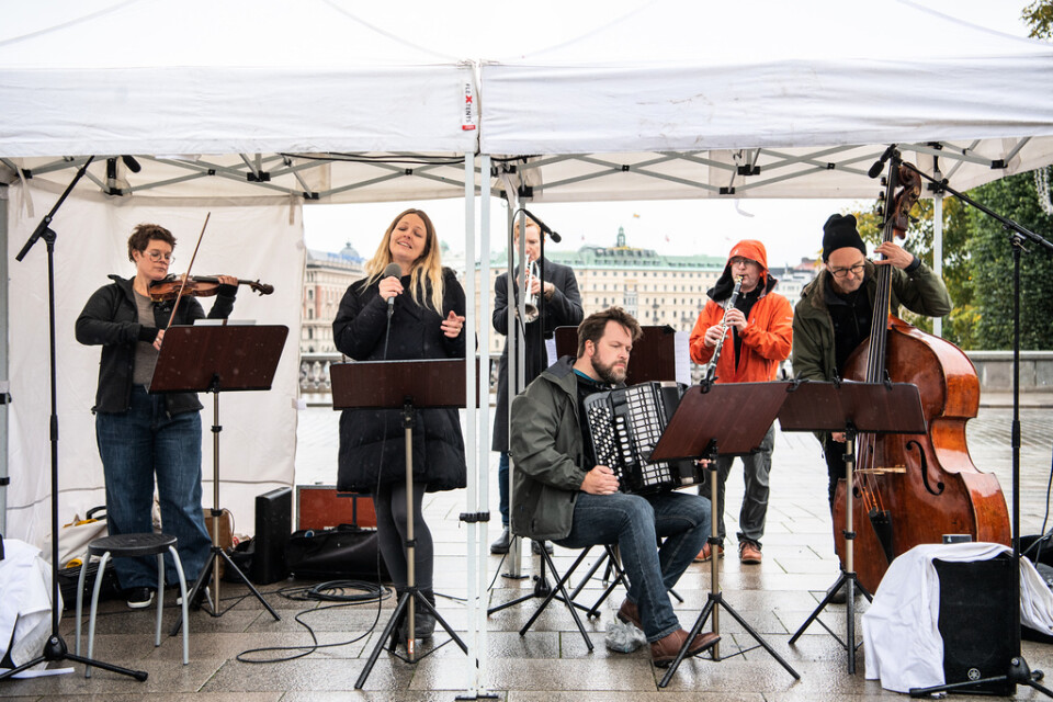 "Salongsorkestern" framträder med Verdis "Fångarnas kör" i ragtimeversion framför riksdagshuset i Stockholm.