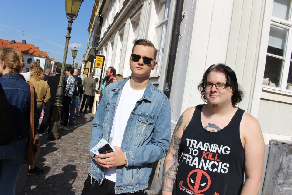 Tobias Bjarnemo och Christian Senekovic utanför vallokalen på Stortorget.