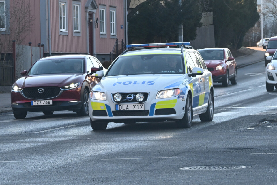 En polisbil i närheten av Rudbeckianska gymnasiet i Västerås. Bild från i måndags.