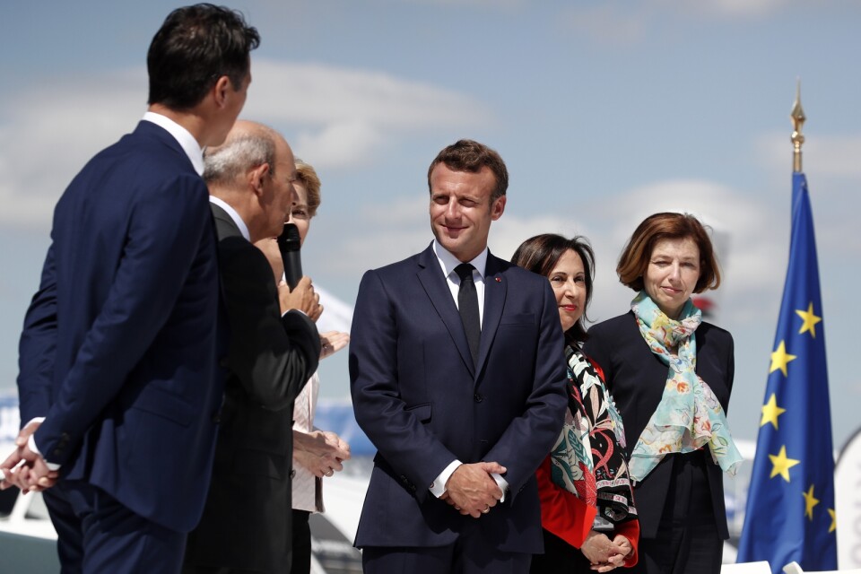 Frankrikes president Emmanuel Macron (mitten) har meddelat att miljardären och politikern Olivier Dassault har omkommit i en helikopterolycka. Arkivbild.