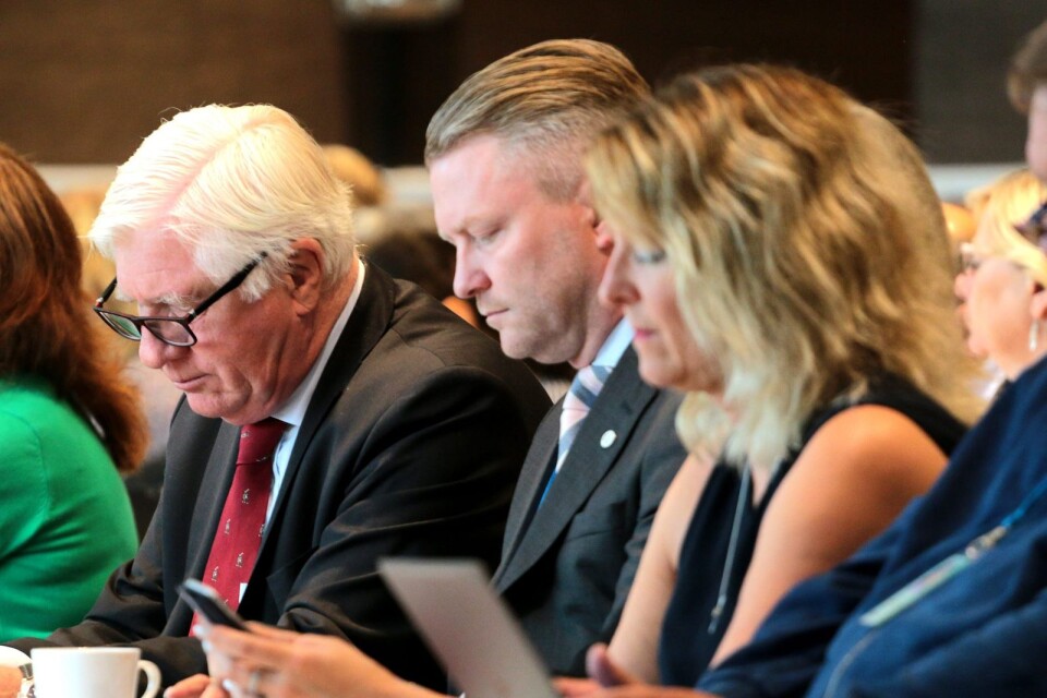 Johnny Magnusson och hans sidekick och vice gruppledare Lars Holmin på ett budgetmöte i Stenungsund med regionfullmäktige.