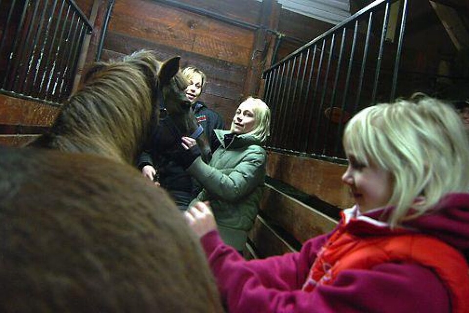 Elin och Emelie tar hjälp av mamma Anette när de ska välja hästar. BILD RONNIE SMITH