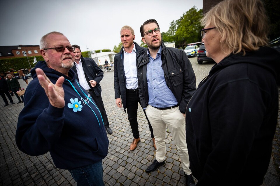 Partiledaren Jimmie Åkesson (SD) EU-valspurtade i Trelleborg och träffade då bland andra SD:s starke man i kommunen, Helmuth Petersén.