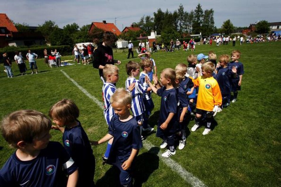 Derbyhälsning. Spelarna i IFK och FC Trelleborg hälsar på varandra före avspark.
