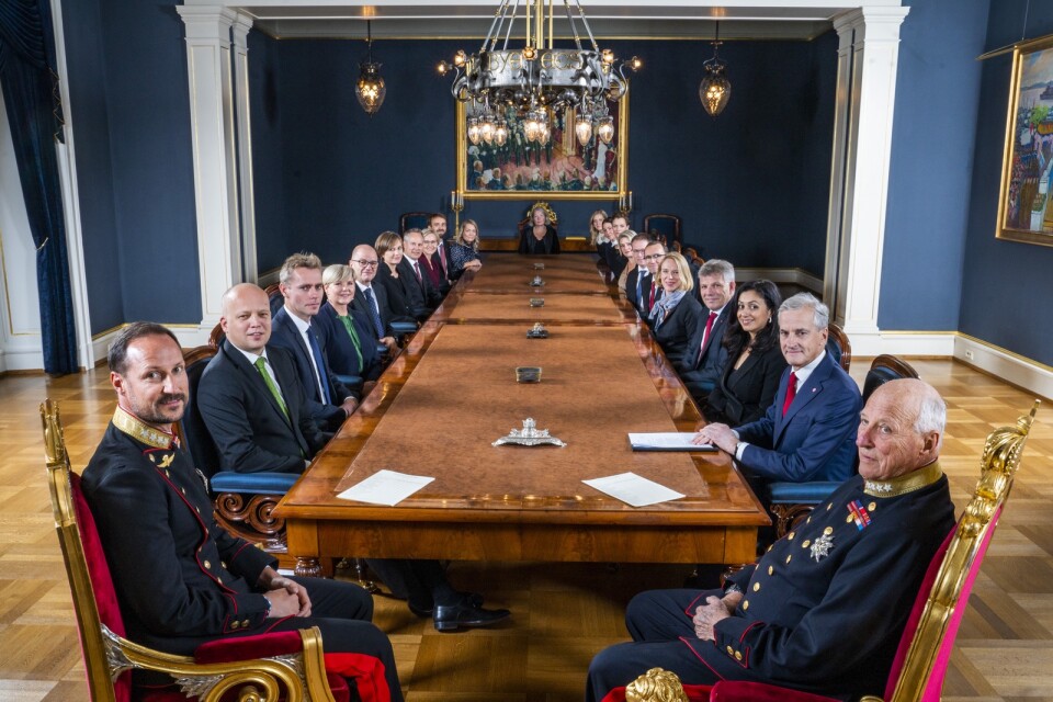 Norges nya regering med Arbeiderpartiets Jonas Gahr Støre i spetsen möter kung Harald (längst fram till höger) och kronprins Haakon. Bredvid kungen sitter statsminister Gahr Støre och bredvid kronprinsen sitter finansminister Trygve Slagsvold Vedum, ledare för Senterpartiet.