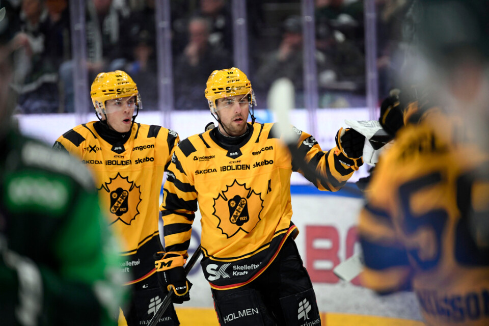 Joakim Lindströms två mål lade grunden till Skellefteås seger i kvartsfinalserien mot Färjestad. Arkivbild.