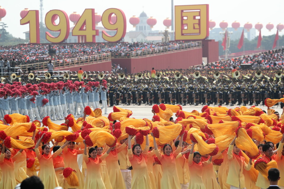 Tusentals människor deltar i det enorma firandet i Peking av Kinas 70-årsdag.