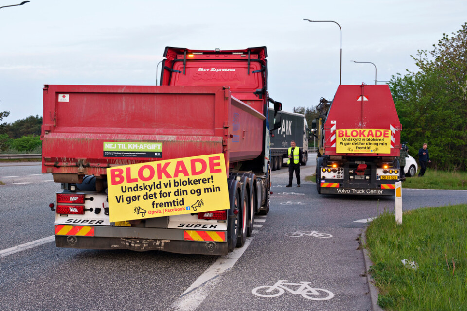 Lastbilar blockerar motorvägstillfarten vid Humlebakken i Ålborg på måndagmorgonen.
