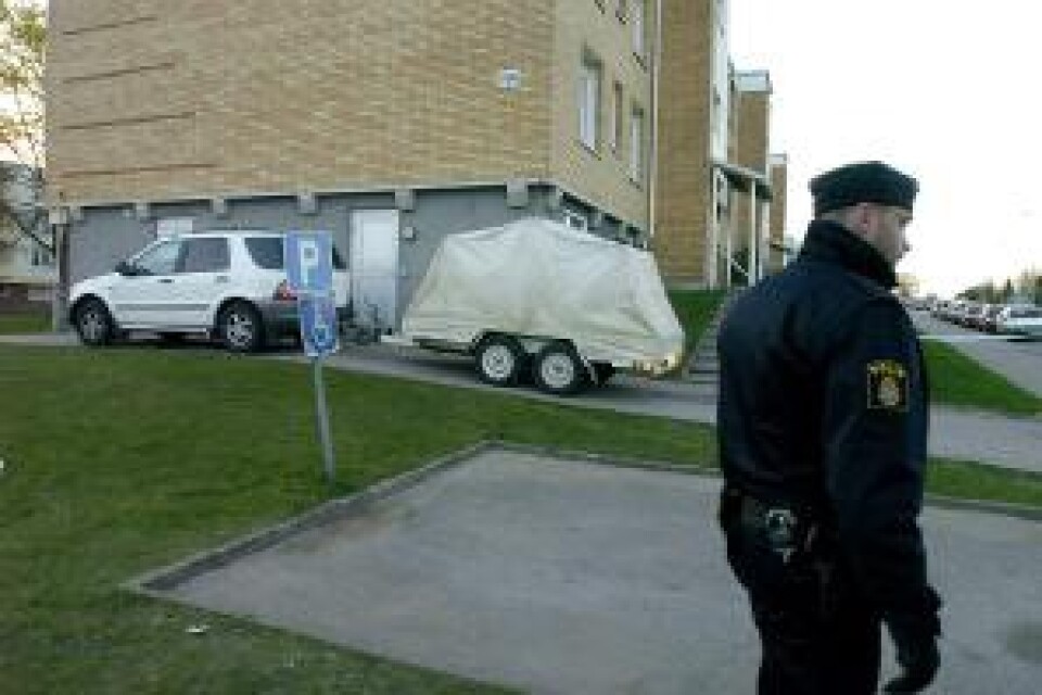 Bombvagnen från Malmö kör in på gårdsplanen framför lägenheten. Omkring 100 hyresgäster evakuerades. Foto: Urban Nilsson