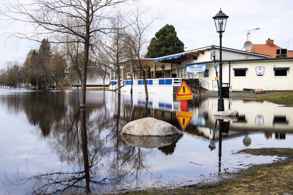 Kunskapen om hur värdet på bostäder i Sverige påverkas av hur pass klimatutsatta de är brister och behöver bli bättre. På bilden en översvämning i Boden i Norrbotten i maj i år.