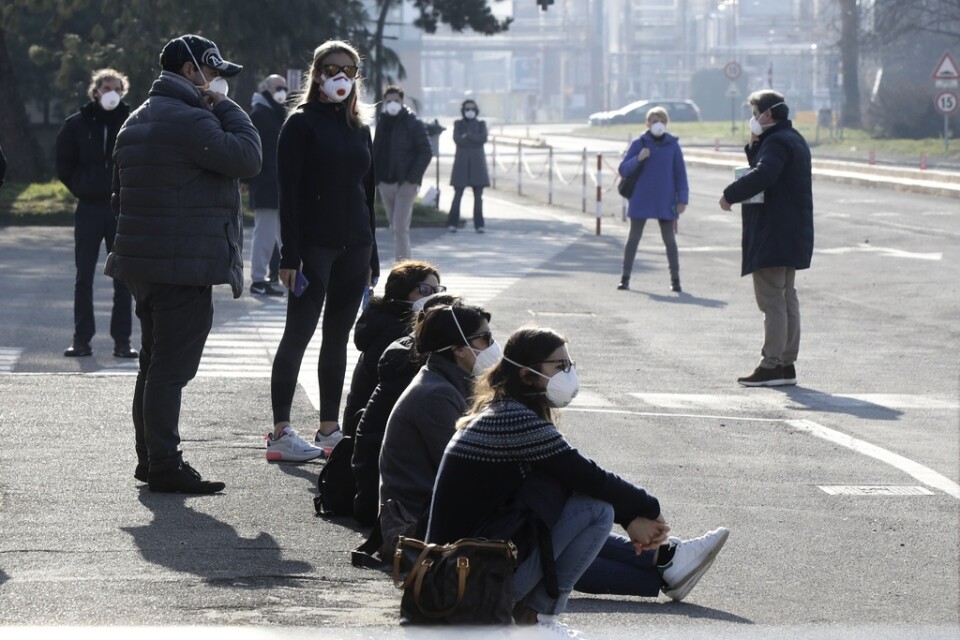 Människor i Casalpusterlengo i Italien bär mask för att inte smittas av viruset som nu tagit sig dit.