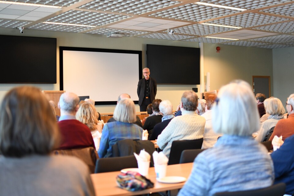 Ett hundratal åhörare lyssnade till Dick Harrisons fastlagsbulleföredrag på Skeppet i Simrishamn, arrangerat av Österlens museum i samarbete med Föreningen för fornminnes- och hembygdsvård i sydöstra Skåne.