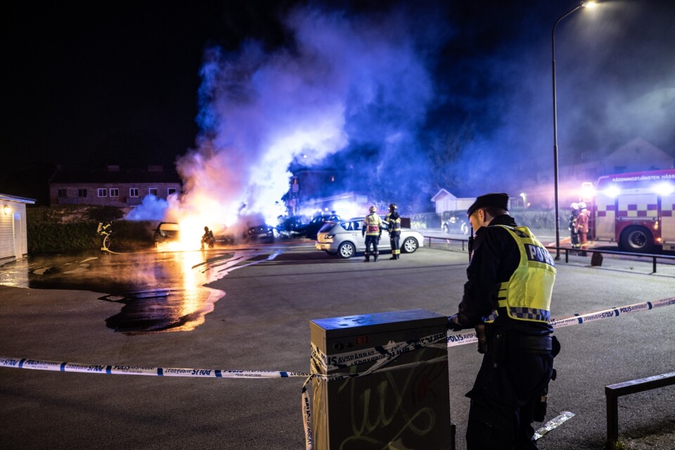 Flera bilar brann i Hässleholm under natten. Branden tros ha startat av någon form av explosion.
