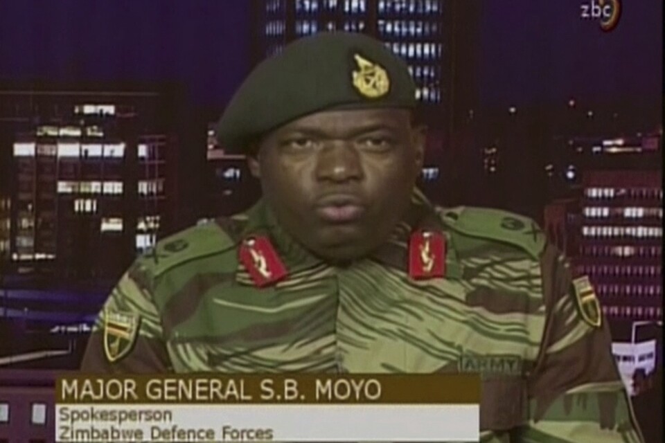 En armérepresentant trädde fram i statlig TV, som tagits över av militären. Foto: TT