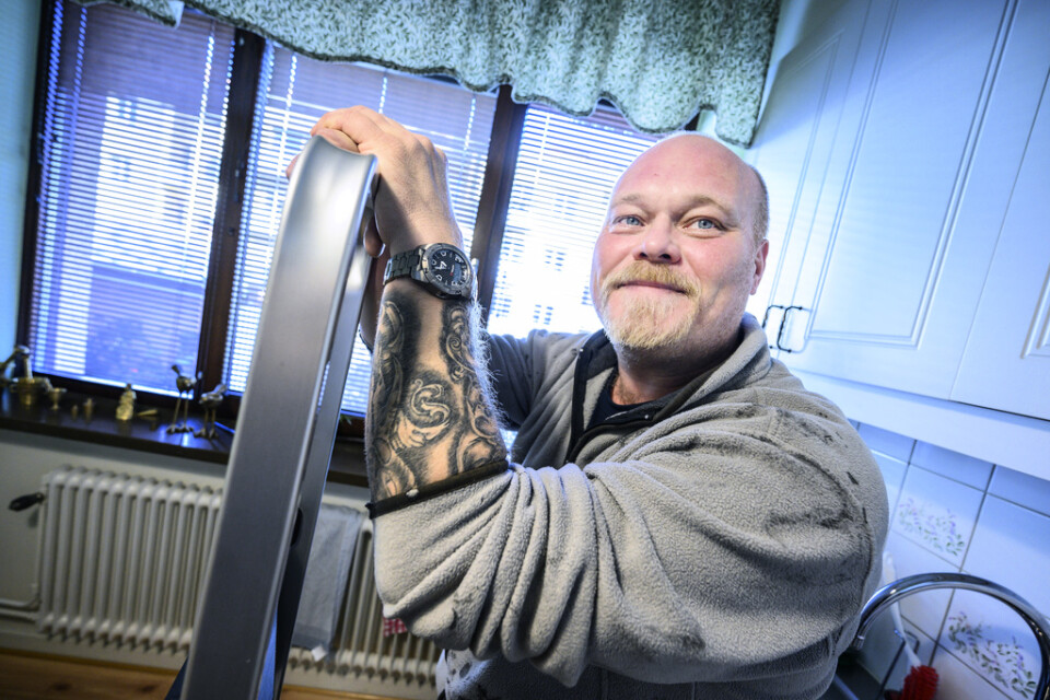 Ystads kommunala fixare Magnus Åkesson uppmanar äldre att undvika situationer i hemarbetet om de riskerar att trilla och skada sig. "Den som går med käpp eller är i 75-årsåldern – den ska be om hjälp", säger han till TT.