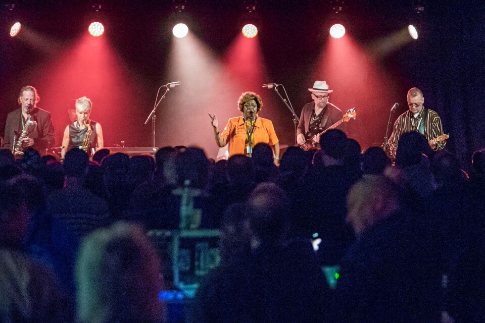 Bluesfestivalen i Mönsterås drar många besökare till köpingen, här en bild på Toni Lynn Washington på Mönsterås Blues & Roots 2016.