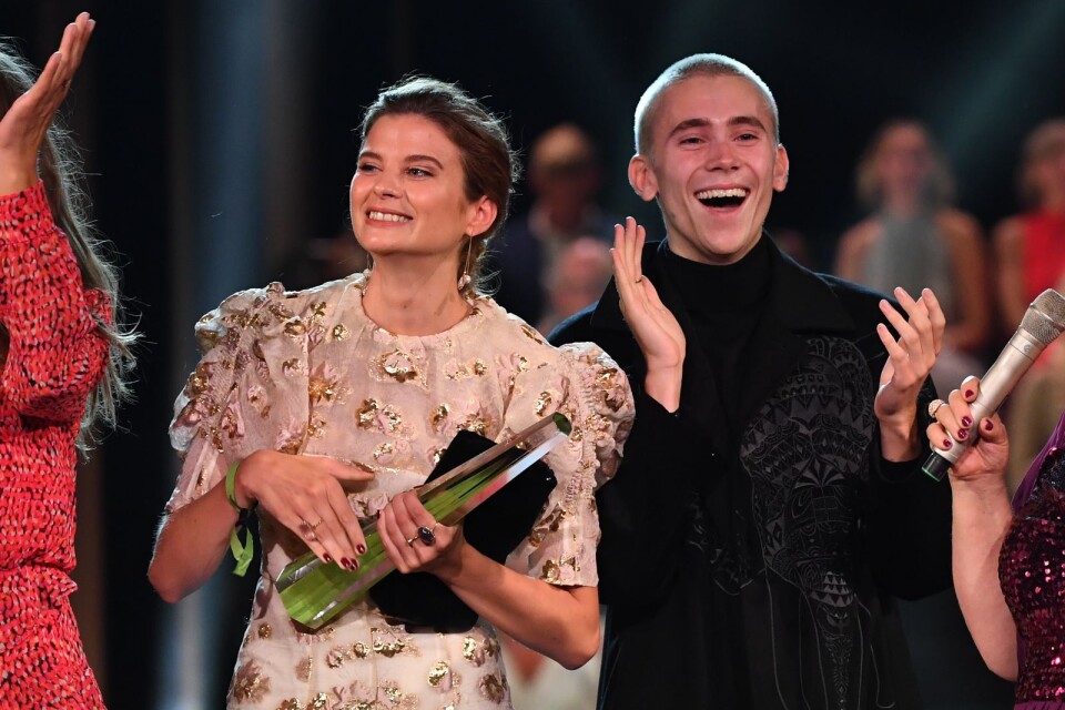 Hanna Ardéhn och Felix Sandman tar emot priset för vid TV-priset Årets tv-drama för Störst av allt vid Kristallen 2019 på Cirkus.