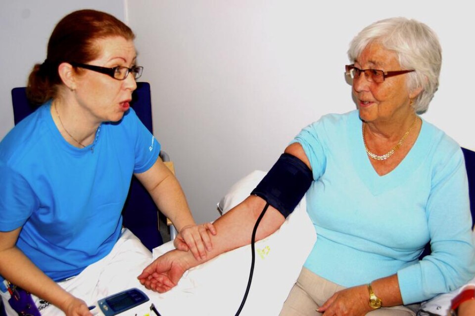 Vivian Berntsson passade på att testa blodtrycket med hjälp av sjuksköterskan Jacqueline Mkada.