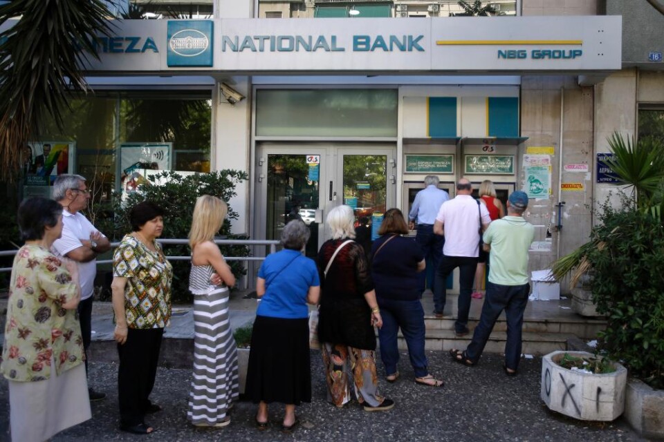 Klockan har klämtat många gånger för Grekland. Nu går gonggongen för - kanske - sista ronden. Sammanbrutna förhandlingar i helgen. Ett sista minuten-utspel om ett nytt räddningspaket på tisdagen - som nobbades av euroländernas finansministrar. Men dörre