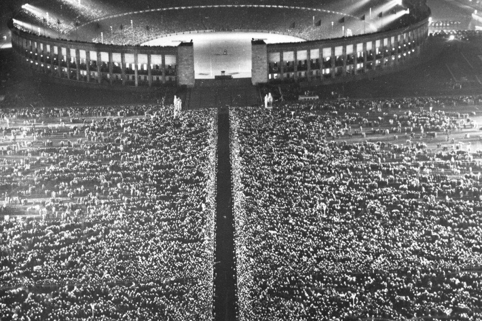 Vår beundran av styrka och förakt för svaghet - en nazist bor i oss alla. Foto: 700 000 människor fyller  Olympiastadion i Berlin när Tysklands och Italiens diktatorer, Hitler och Mussolini, talar i september 1937.