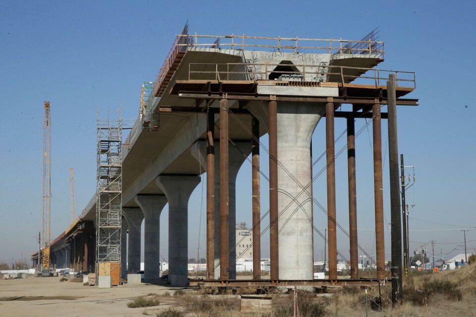 Landbroar för höghastighetståg minskar markbehovet med cirka 98 procent, skriver debattören. Bild från Fresno, Kalifornien, vid byggandet av brosektioner till snabbtåg där för några år sedan.