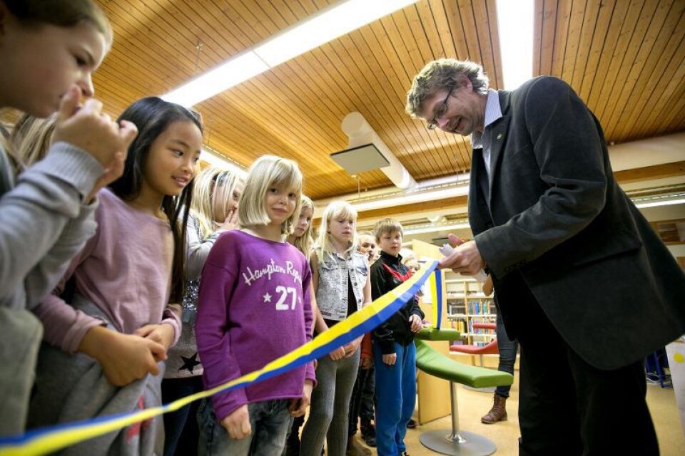 Hållbart. Förväntansfulla elever Nicklas Ljungström (MP), ordförande i Ystads kommuns miljöutskott, inviger utställningen på stadsbiblioteket i Ystad.