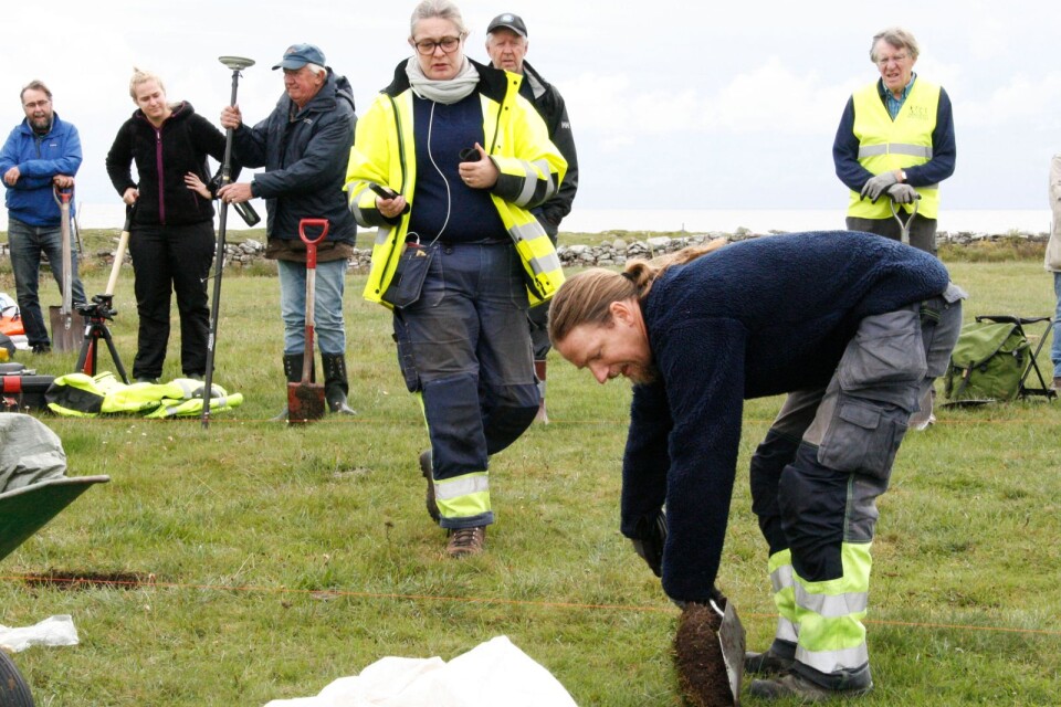 Projektledarna Helena Victor och Ludvig Papmehl Dufay menar att kungaparets besök bekräftar betydelsen av de utgrävningar som görs i Sandby borg. Bilden är från förra årets utgrävningar.