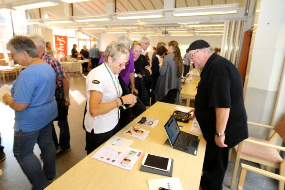 Dagh Casselbrant från Bollebygds bibliotek demonstrerar taltidningen för Erna Karlsson.