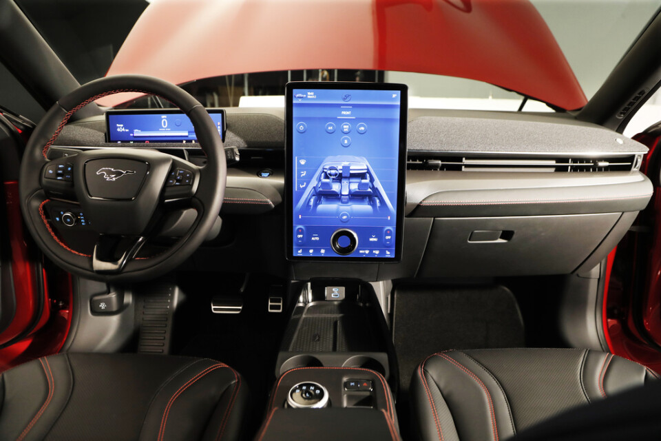 Den stora skärmen i mitten av kupén påminner om Teslas bilar.