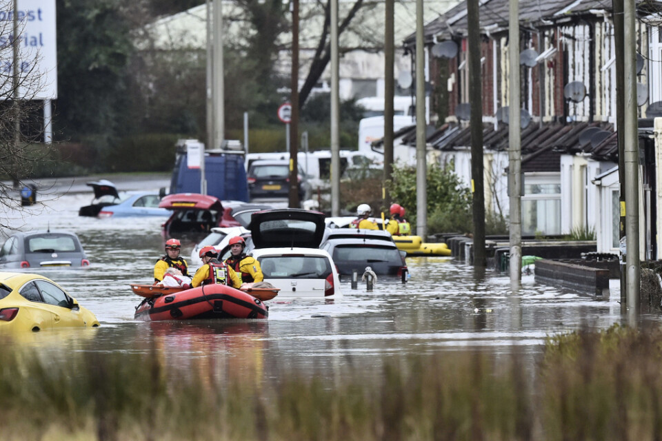 Räddningspersonal tar hand om en person i nöd i Nantgarw i Wales.