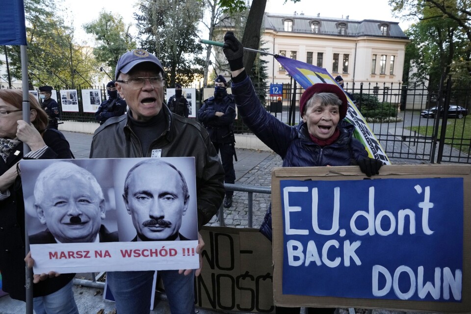 Demonstranter utanför konstitutionsrätten i Warsawa, Polen, under torsdagen.