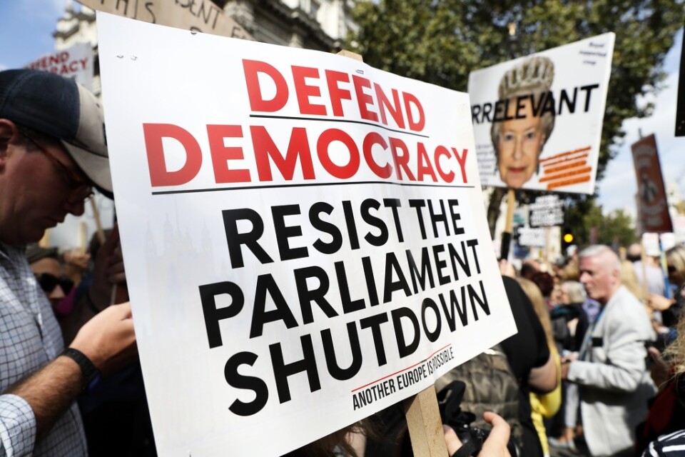 Tusentals demonstrerar i London under parollen "Stoppa kuppen". Liknande protester ska äga rum runt om i Storbritannien.