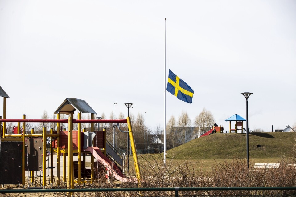 Flaggan har hissats på halv stång på Serresjöskolan.