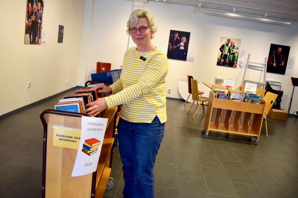 Ingrid Karlsson Espersson, bibliotekarie i Skurup, välkomnar alla som vill göra goda bokfynd.