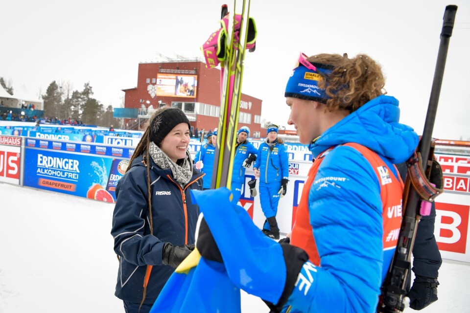 Kulturminister Amanda Lind och Hanna Öberg efter att Sverige tagit silver i damernas stafett (4x6 km) under skidskytte-VM i Östersund.