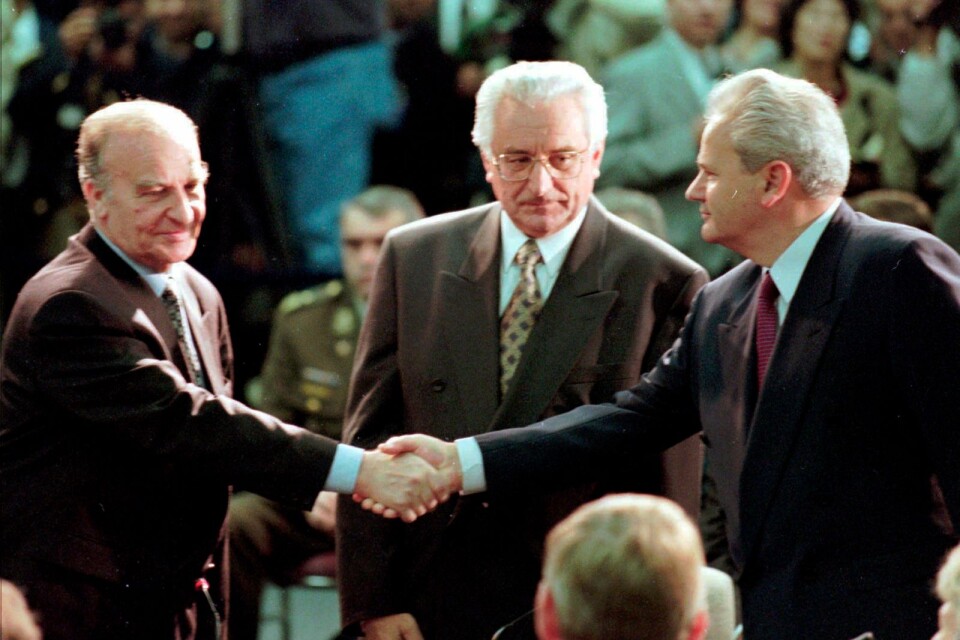 Presidenterna för de tre länderna skakar hand innan förhandlingarna i Dayton inleds.