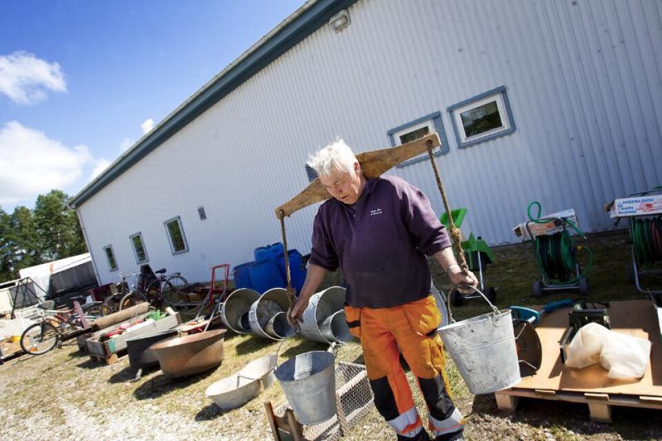 Kjell Nilsson visar sin morfars träok som är 100 år gammalt. Då användes det för att hämta vatten, nu är det mest ett tidsdokument.