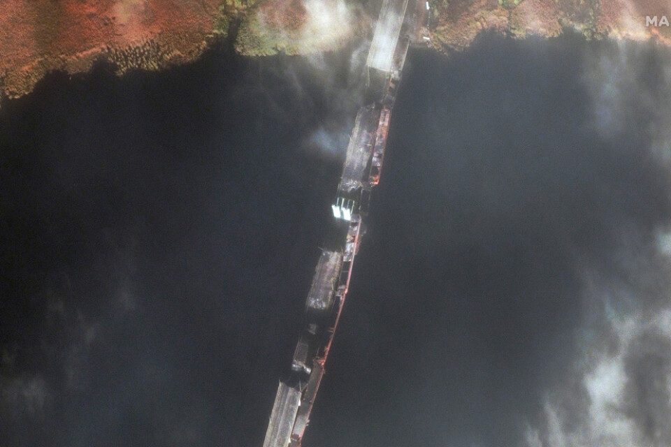 En satellitbild från Maxar Technologies visar norra delen av den förstörda Antonovskyj-bron i Cherson. Bilden är tagen i fredags.