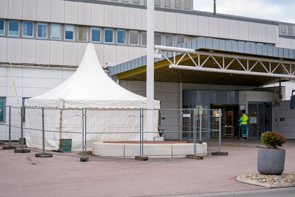För första gången har ett tält satts upp utanför CSK. Här sorteras vilka patienter som ska slussas vidare till akuten.