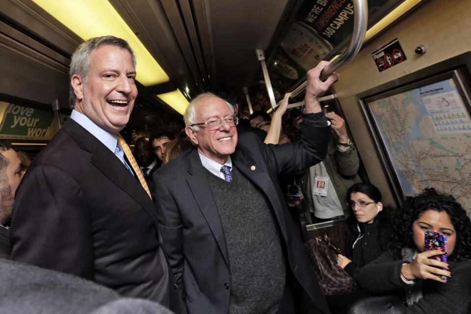 New Yorks borgmästare Bill de Blasio (tv) och senatorn Bernie Sanders har kampanjat tillsammans tidigare. Här åker de tunnelbana ihop inför borgmästarvalet i New York hösten 2017.