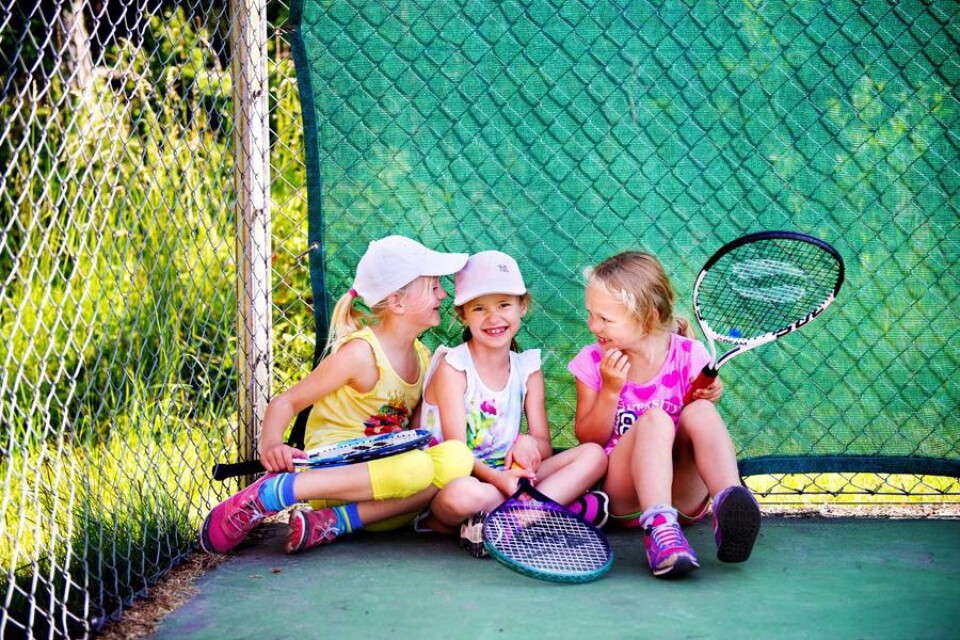 Glada miner. Majken Sturesson, Stella Östberg och Matilda Hörjer tar en paus i skuggan innan det är dags för mer tennis.